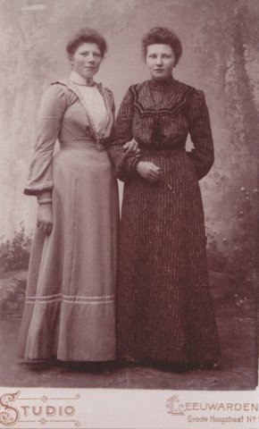 Jitciea, vrouw van Ytzen Karsjen Tamminga N14 met haar zuster 