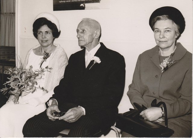 Ytzen K. N14 met dochter Hiltje en Dirkje, huwelijk Hiltje 1968