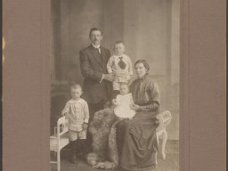 Ytzen K en Jitciea N14 met kinderen Karsjen Sijmen en Dirkje