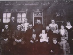 Familie foto Symen Sjoerds de Vries en Pietje Gabes Haarsma met dochter Jitciea (N14)