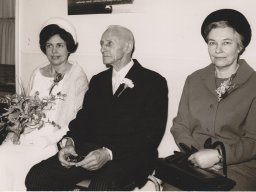 Ytzen K. N14 met dochter Hiltje en Dirkje, huwelijk Hiltje 1968